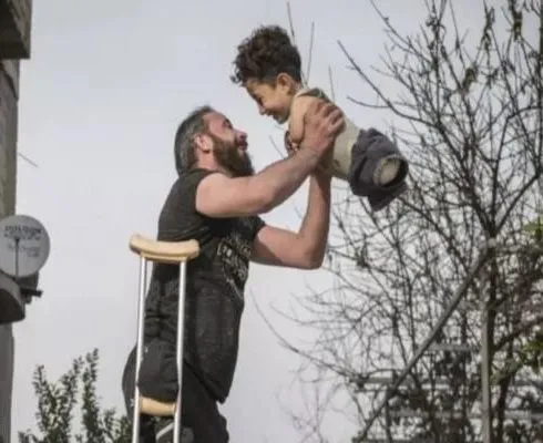 بعد حصدها تعاطف العالم.. القصة وراء صورة السوري المعاق وابنه (فيديو)