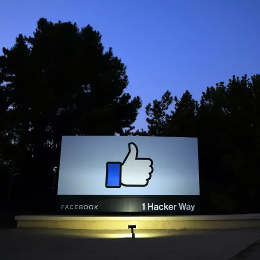 موظفة سابقة تكشف مفاجآت من العيار الثقيل حول أسباب عطل الفيسبوك