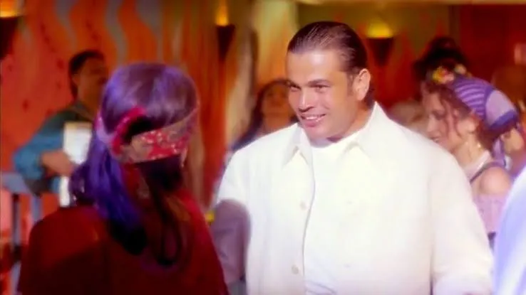 تفاصيل أغرب حوار صحفي مع عمرو دياب وعلاقته بقصة شعره!