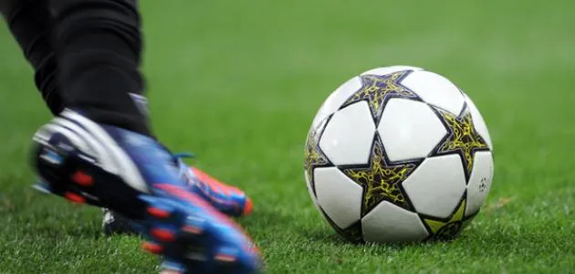 لاعب يسدد ركلة جزاء في رأس رجل أمن بدلًا من الشباك (فيديو)