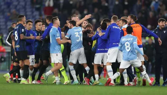 بعد الهزيمة الصادمة.. تصرف غريب وبكاء مدافع لاتسيو أمام ميلان (فيديو)