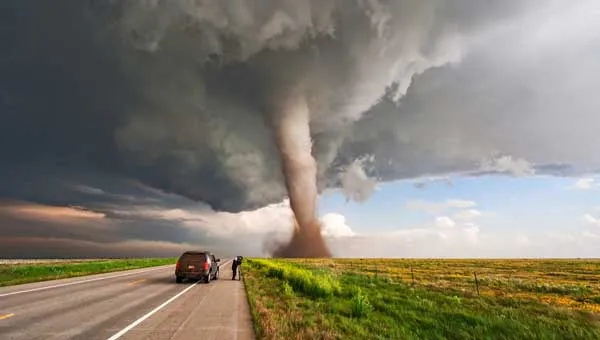 شاهد كيف يلتقط مطاردو العواصف صورًا للسحب الخارقة