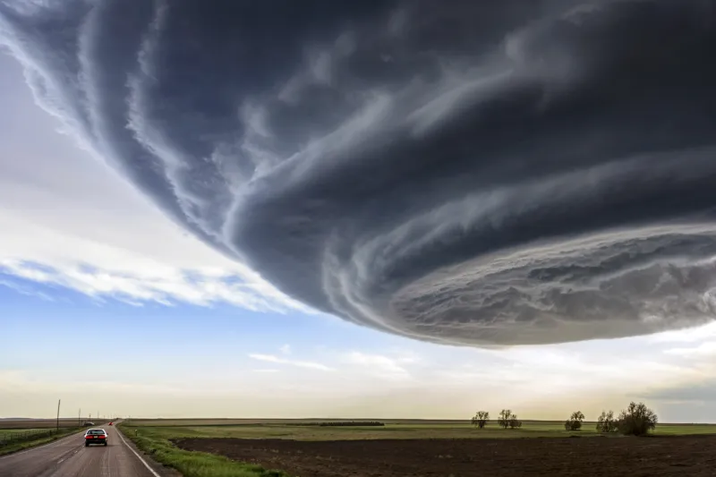 شاهد كيف يلتقط مطاردو العواصف صورًا للسحب الخارقة
