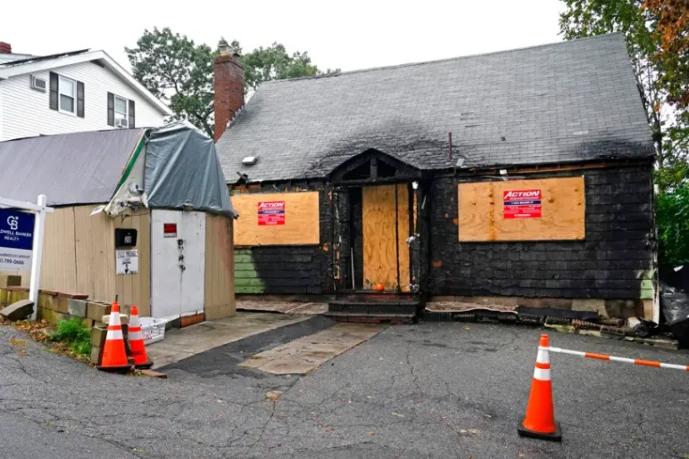 منزل متفحم ومدمر للبيع بـ 400 ألف دولار! (صور)