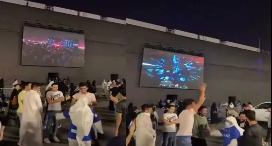 لقطات عفوية طريفة لمسن يشعل موسم الرياض بوصلة رقص مع الشباب (فيديو)