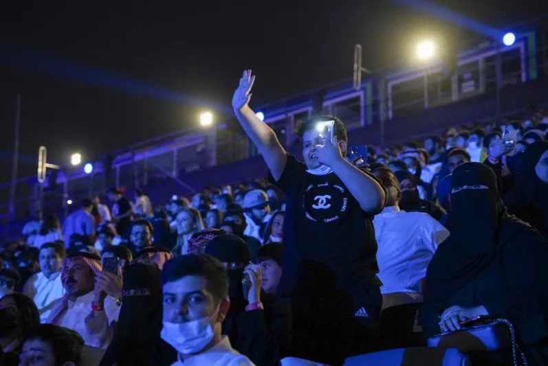 لقطات عفوية طريفة لمسن يشعل موسم الرياض بوصلة رقص مع الشباب (فيديو)