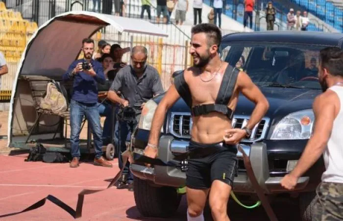 سوري يسحب سيارة بوزن 3 أطنان ويدخل موسوعة غينيس (فيديو)