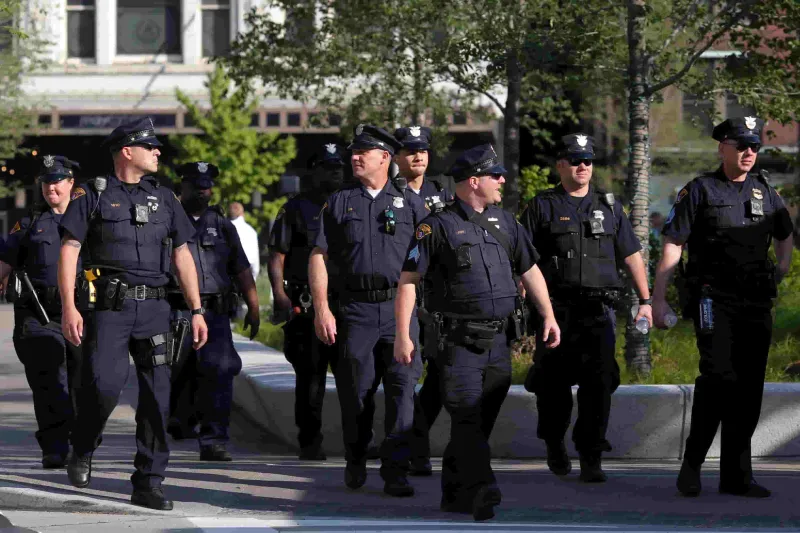 شرطة أوهايو الأمريكية تسحل قعيدًا من السود (فيديو)