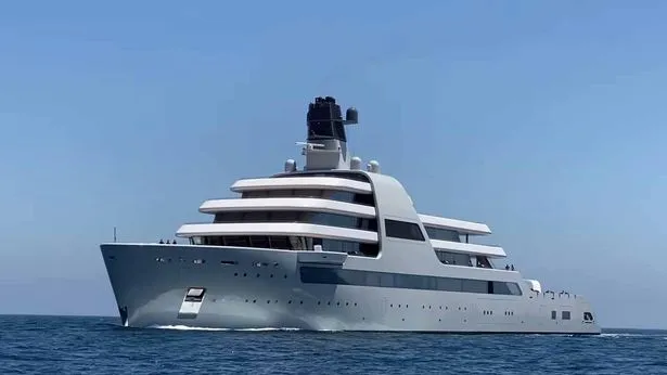 يخت مالك تشيلسي يضم 48 مقصورة ومهبط طائرات ومسبحًا وجاكوزي