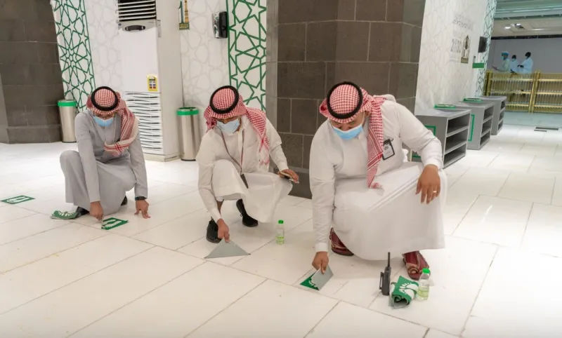 بعد إلغاء الإجراءات الاحترازية إزالة ملصقات التباعد والحواجز من الحرم (فيديو)
