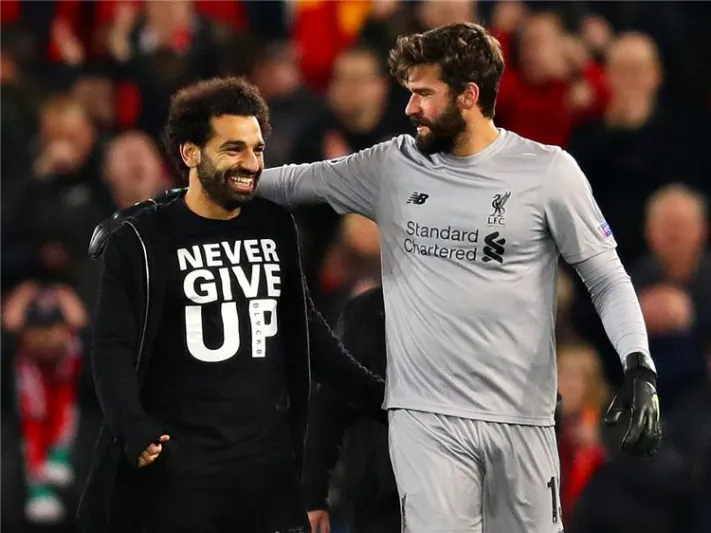 حارس ليفربول يقدم إلى محمد صلاح هدية بعد نهاية مباراة الخماسية (فيديو)