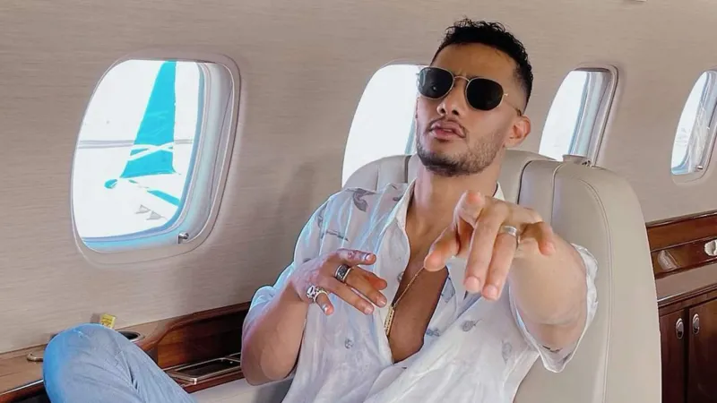 محمد رمضان يثير الجدل من جديد بسبب مضيفات طائرته (فيديو) 