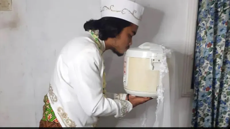 رجل يتزوج من آلة طبخ أرز ويطلقها بعد 4 أيام !