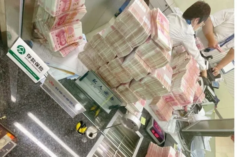 بسبب كمامة.. مليونير يعاقب موظفي بنك بأغرب طريقة ممكنة (صور)