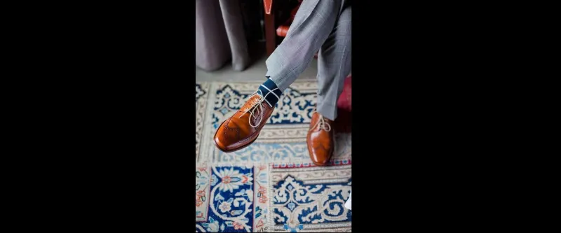 كيفية تنسيق الجوارب مع الحذاء للرجال