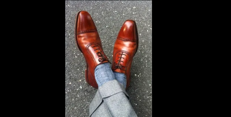 كيفية تنسيق الجوارب مع الحذاء للرجال