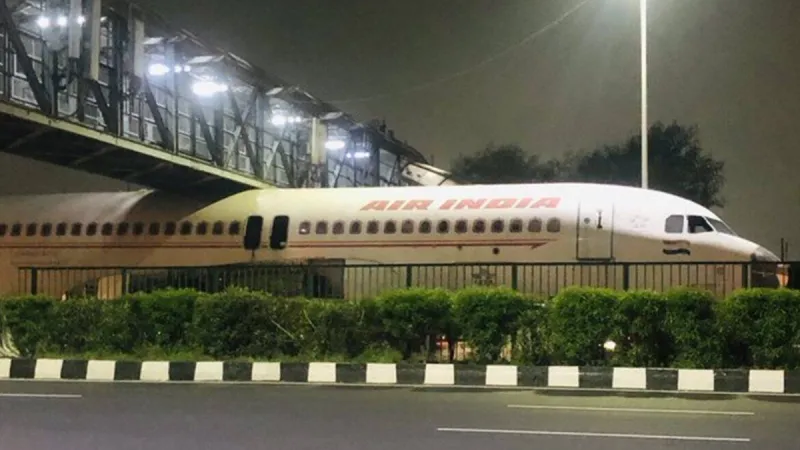 ماذا تفعل طائرة هندية أسفل جسر لعبور المشاة (فيديو)