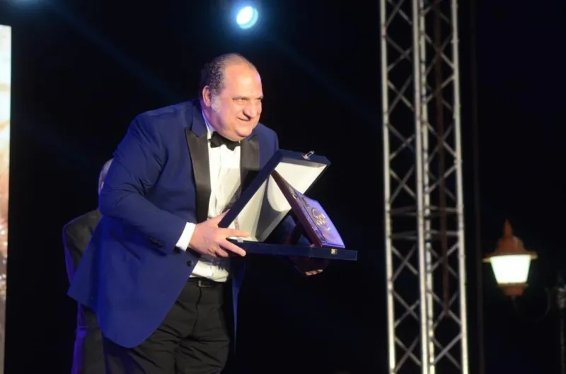 بسبب «القاهرة مكة» خالد الصاوي على كرسي متحرك