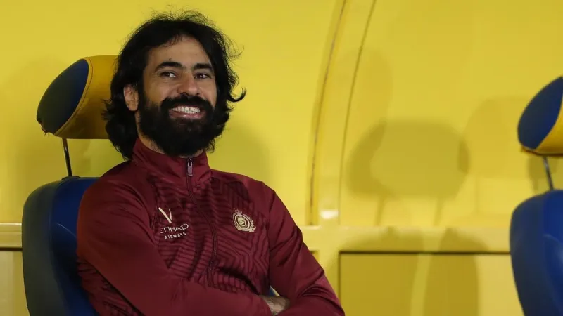 حسين عبد الغني ينتظر الإيقاف بعد طرده عقب مباراة الهلال والنصر (فيديو)