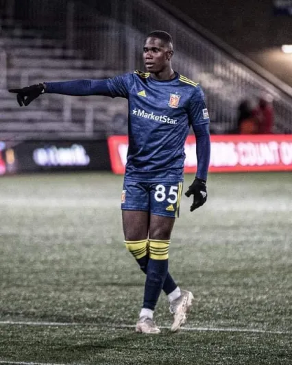 الطفل المعجزة يشارك مع ناديه في عمر 13 عامًا