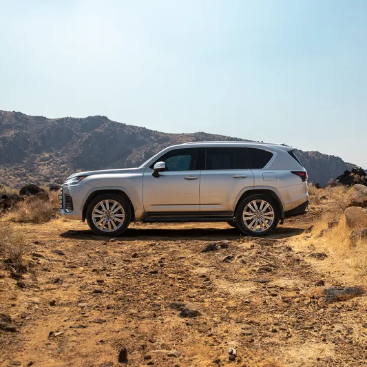 لكزس تكشف للمرة الأولى عن سيارة LX الجديدة كليًّا 