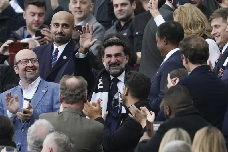 «ياسر الرميان» يفاجئ جمهور «نيوكاسل» بحضور أول مباراة بعد الاستحواذ (فيديو)