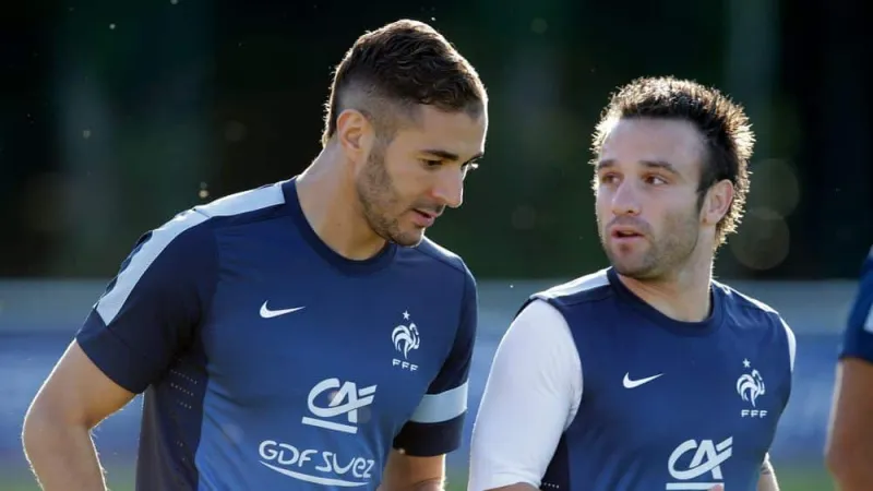 فريق الدفاع عن كريم بنزيما يؤكد أنه ضحية لغيرة كرة القدم