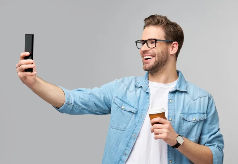 هل أنت مدمن هاتفك الذكي؟ إليك الأعراض الرئيسية هل أنت مدمن هاتفك الذكي؟ إليك الأعراض الرئيسية