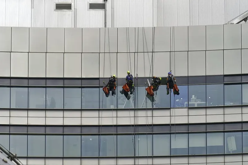 امرأة تايلاندية تقطع حبلًا لعمال طلاء في الطابق الـ 26 (فيديو)