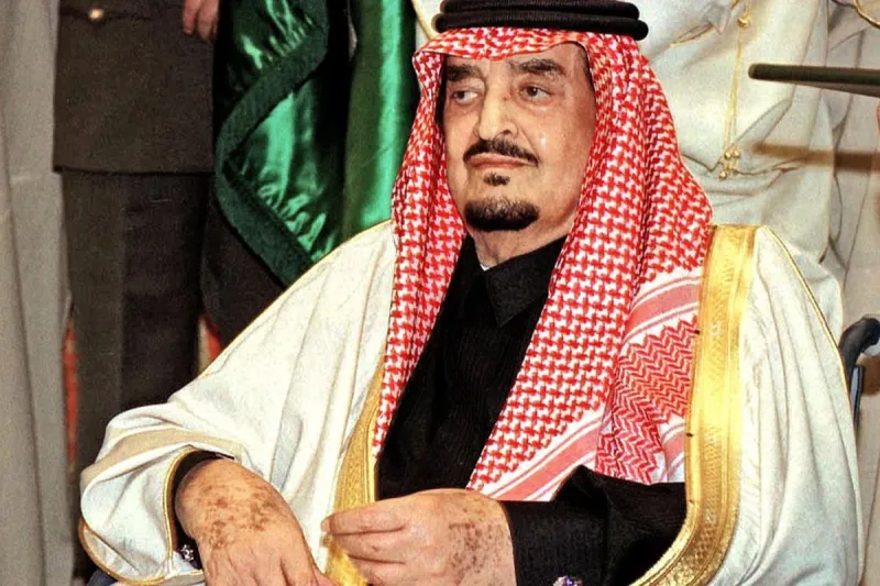 لقاء تلفزيوني نادر لتواضع الملك فهد واهتمامه بأبناء المملكة (فيديو) 