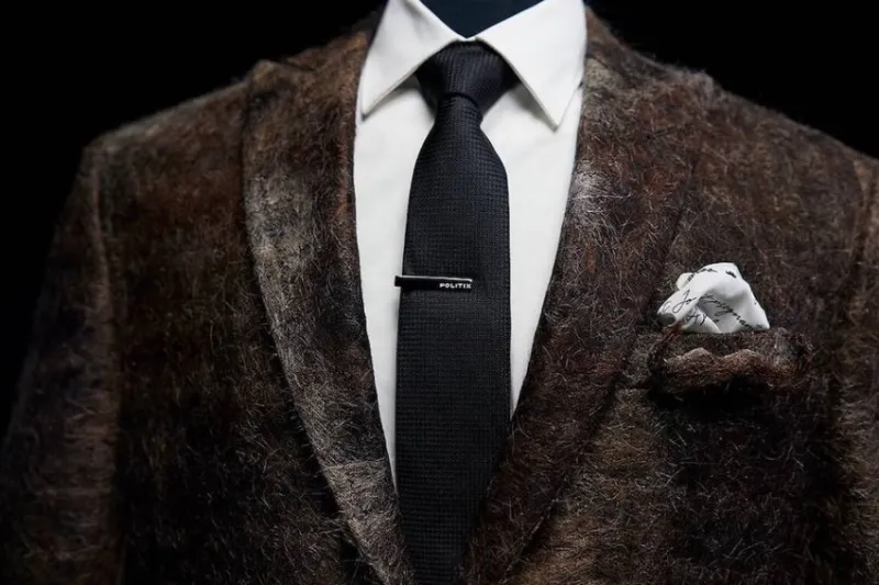 دار أزياء تعرض أول بدلة في العالم مصنوعة من شوارب الرجال (فيديو)