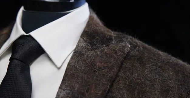 دار أزياء تعرض أول بدلة في العالم مصنوعة من شوارب الرجال (فيديو)