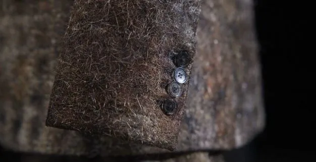 دار أزياء تعرض أول بدلة في العالم مصنوعة من شوارب الرجال (فيديو)