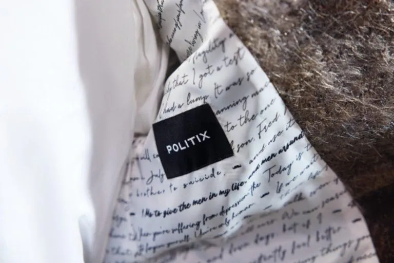 دار أزياء تعرض أول بدلة في العالم مصنوعة من شوارب الرجال (فيديو)