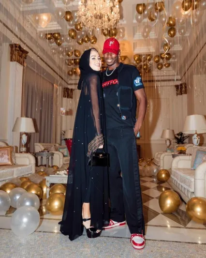 بوجبا يغازل زوجته بعد ارتدائها الحجاب "ما شاء الله ملكتي"