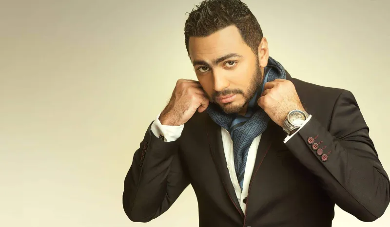 عروسان يبكيان في زفافهما بسبب تامر حسني (فيديو)