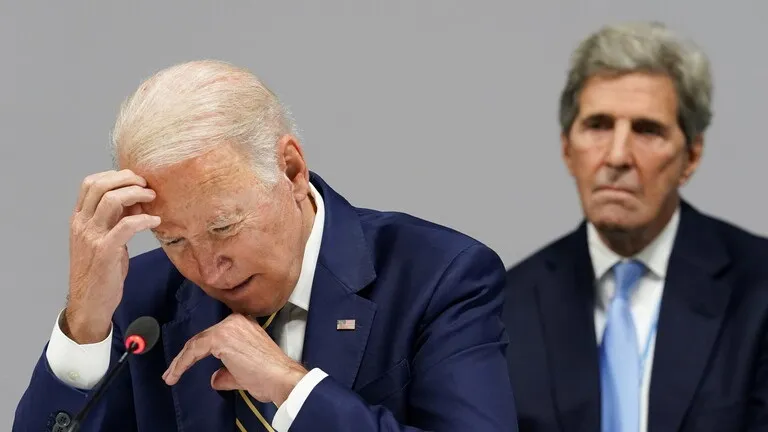 «بايدن» يغوص في النوم خلال مؤتمر عالمي (فيديو)