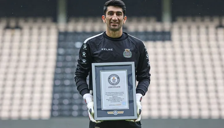 «رمية جنونية» تدخل حارس مرمى موسوعة غينيس للأرقام القياسية (فيديو)