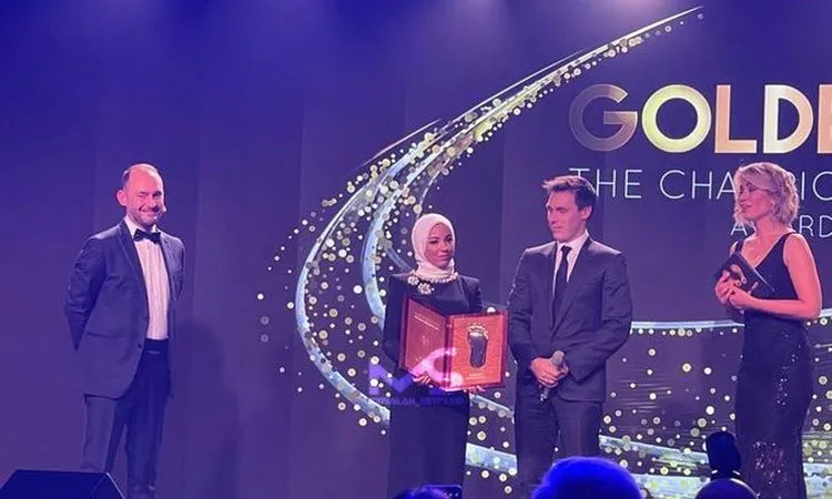 ما سر استلام زوجة «محمد صلاح» جائزة القدم الذهبية برغم وجوده؟ (فيديو)