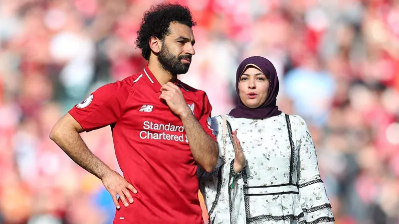 ما سر استلام زوجة «محمد صلاح» جائزة القدم الذهبية برغم وجوده؟ (فيديو)