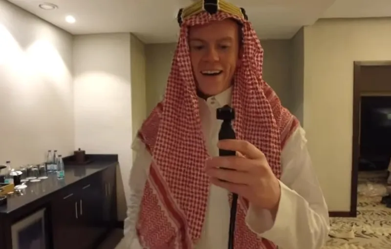 أمريكي بزي سعودي يوثق تفاصيل زيارته لـ«موسم الرياض» (فيديو)