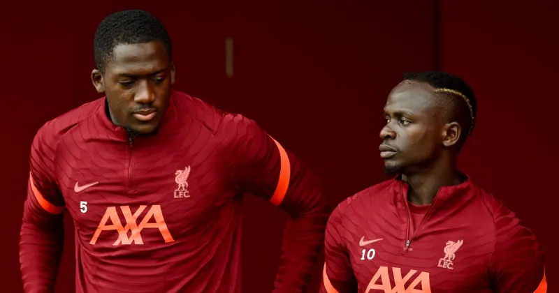 ماني وكوناتي في أحد مساجد مدينة ليفربول.. وهكذا علق "كلوب" (صور)