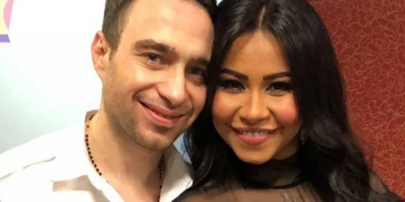 أول رد فعل من المطربة شيرين بعد إعلان انفصالها عن زوجها (فيديو)