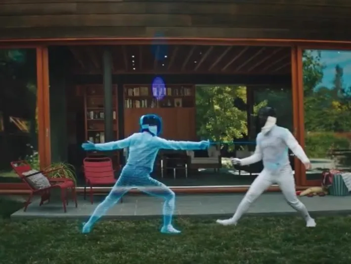 شاهد| «مارك زوكربيرغ» في مبارزة افتراضية بالسيف (فيديو)