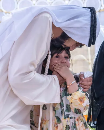 لحظة أبوية حانية لمحمد بن راشد وطفلة رغبت في لقائه (فيديو)