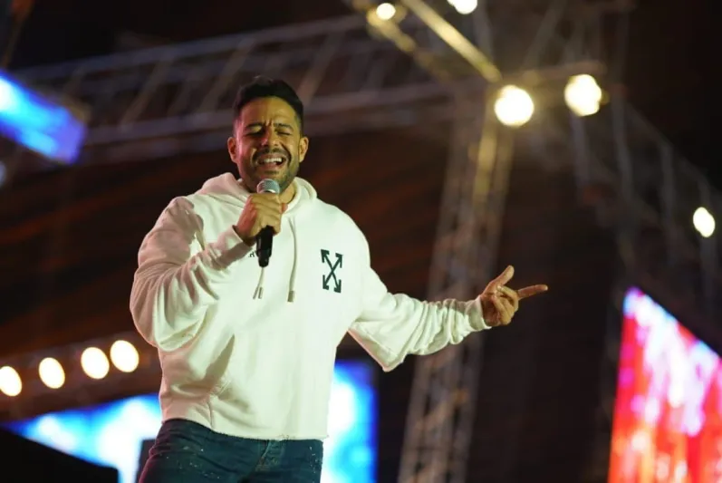 معجبة تلقي بنفسها أمام سيارة «محمد حماقي» (فيديو)