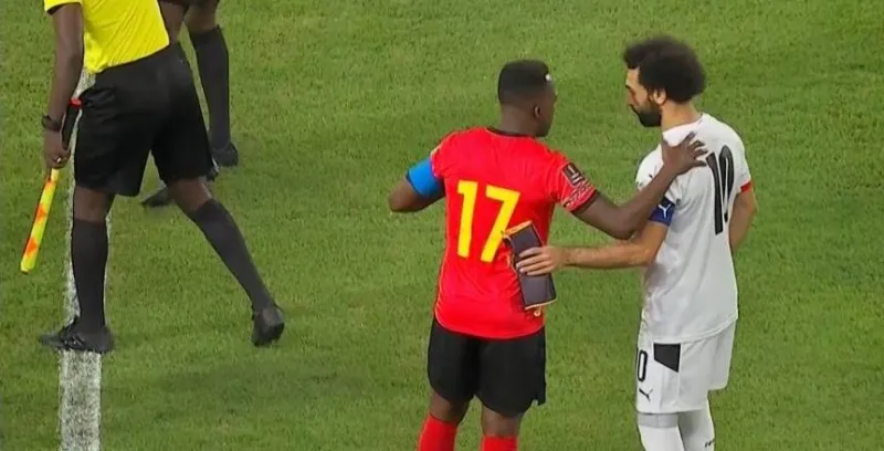محمد صلاح يتدخل لإنقاذ مدرب المنتخب من اعتداء لاعب أنغولا (فيديو)
