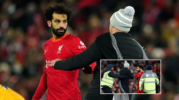 رد فعل صادم من محمد صلاح تجاه مشجع اقتحم الملعب (فيديو)