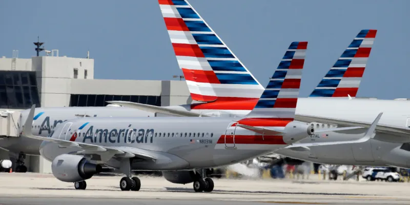 رجل يختبئ لساعات خلف عجلات طائرة محلقة! (فيديو)