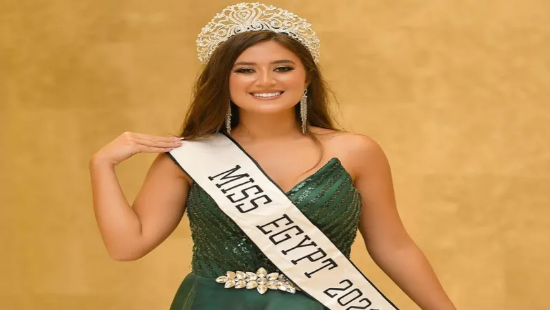 مذيع يطالب ملكة جمال مصر بمسح الماكياج على الهواء لتصدمه بردها (فيديو)